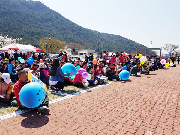 지난 12일 전북도내 13개 기관 이용자 장애인과 직원, 자원봉사자 등 500여명이 참여한 가운데 내소사 일원에서 걷기대회 행사가 개최됐다. 이날 참가자들은 "너무 좋았어요"라고 소감을 전하며 행복해 했다.