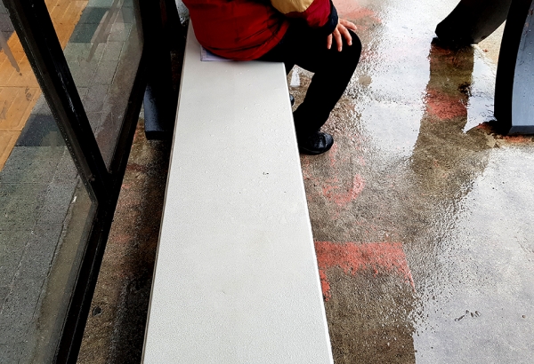 탄소발열의자에까지 빗물이 튀면서 주민들이 신문을 깔고 앉아 있다.