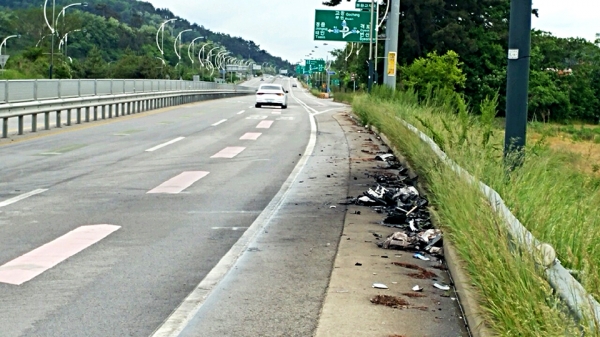 부안 동진면 국도 23호선 부안방면 교통사고 현장에 남은 자동차 잔해.