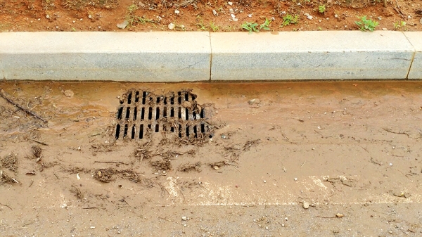19일 물이 빠진 뒤 찍은 빗물받이. 물을 빼기 위해 빗물받이를 막고 있는 토사 일부를 치운 상태.