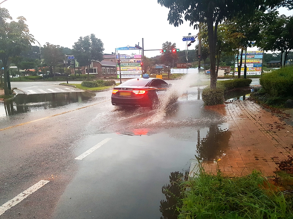 빗물로 물바다가 된 도로.