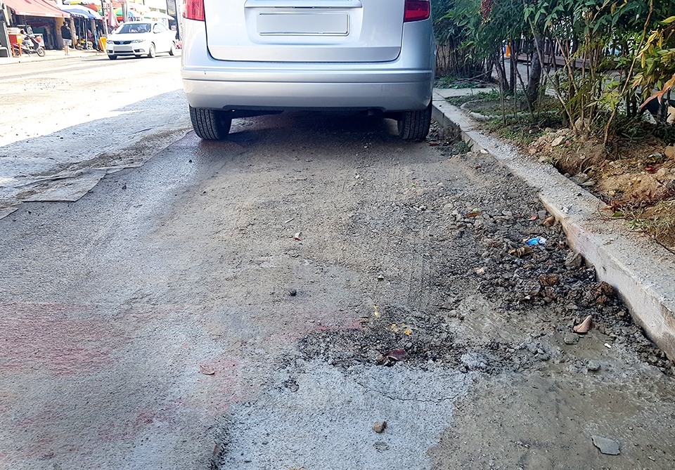 지난 10월 말경 공사현장 모습. 도로 바닥에 흙이 쌓여 있다.
