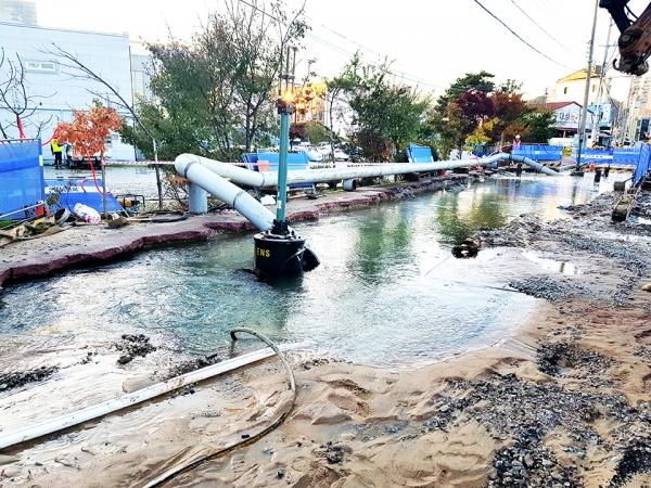 작년 11월 7일 지방상수도 현대화사업 중 관로가 터져 그 주변 일대가 물바다가 된 모습.