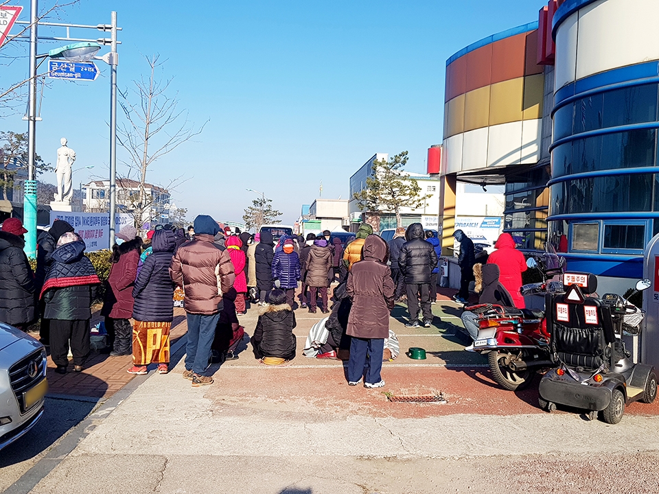 지난 6일 계화우체국 앞에서 마스크를 구매하기 위해 기다리고 있는 주민들.
