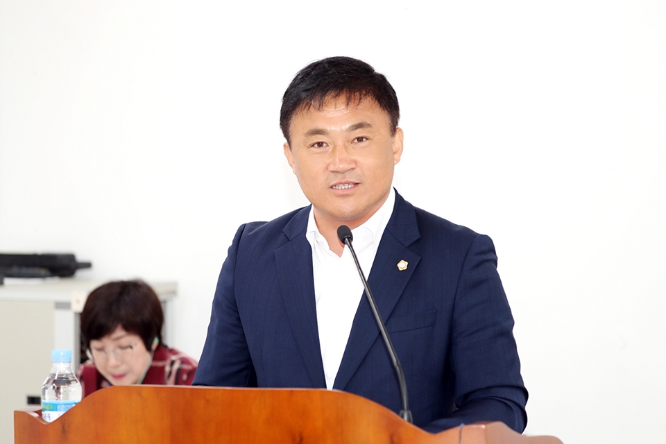 김정기 의원.