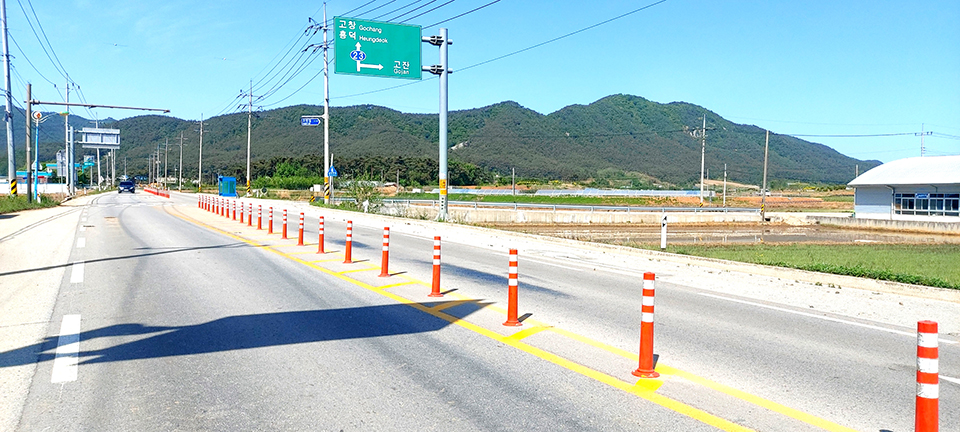 국도23호선 상서 고잔구간. 교통시설물이 과도해 국도로써 제기능을 못해 개선이 요구된다.