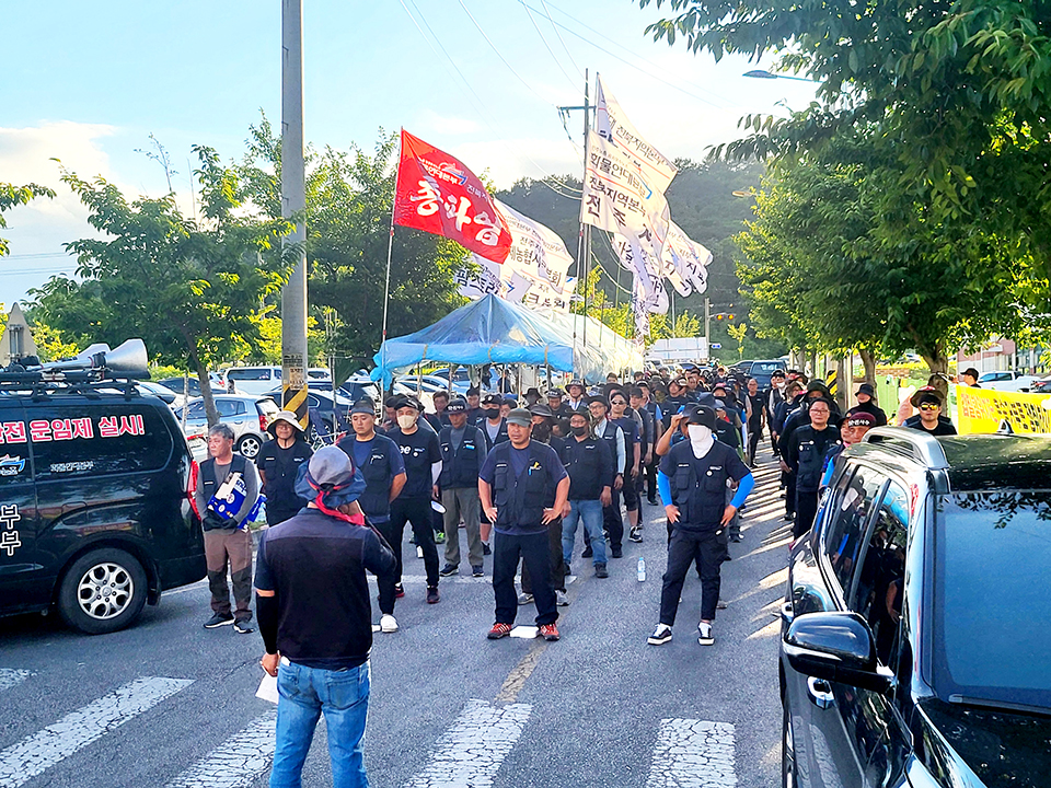 참프레 정문 앞에서 시위를 벌이고 있는 화물연대 참프레 지회 조합원들.
