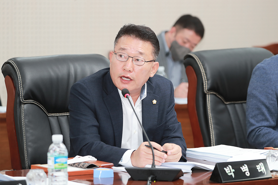 박병래 의원이 스마트팜 유리온실 예산 과다 책정 문제를 지적하고 있다.