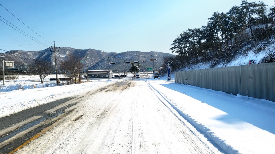격포로. 제설작업이 제대로 이루어지지 않아 도로에 눈이 쌓여 있다.