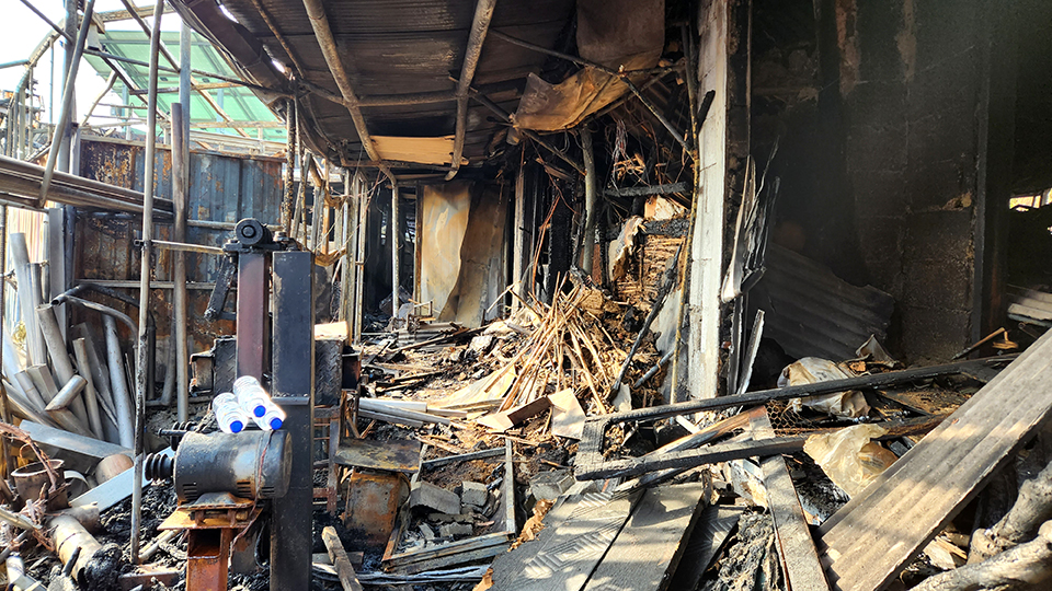 지난달 25일 화재로 폐허가 된 주택. 부안군에서 지원돈이 없어 철거를 하지 못하고 있다.